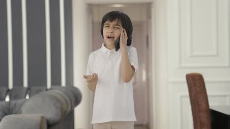 Niño-Indio-Enojado-Hablando-De-Guardia