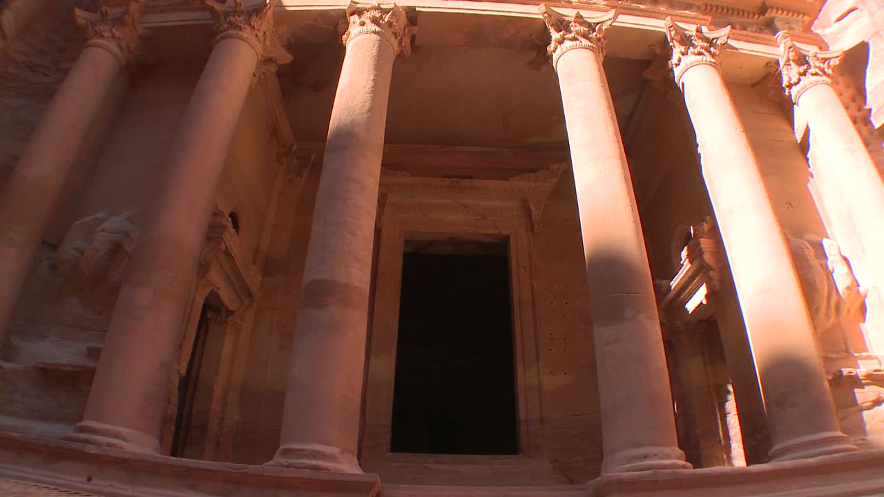 ángulo bajo vista inclinada hacia arriba de la fachada del edificio del tesoro en las antiguas ruinas nabateas de petra jordania