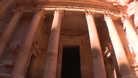 Vista-De-ángulo-Bajo-De-Inclinación-Hacia-Arriba-De-La-Fachada-Del-Edificio-Del-Tesoro-En-Las-Antiguas-Ruinas-Nabateas-De-Petra,-Jordania