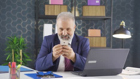 Businessman-texting-on-the-phone.