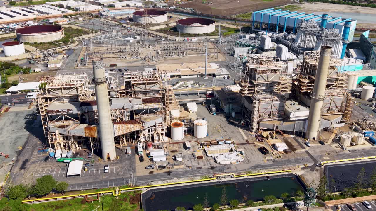 Impresionante vista aérea de una refinería de petróleo oxidada en la Costa del Pacífico.