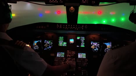 vista única de la cabina durante el taxi que sale de un jet que sale de noche con niebla espesa siguiendo las luces