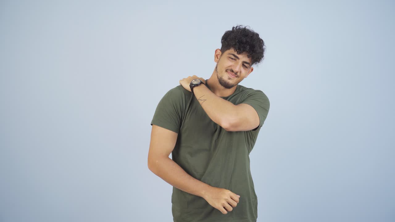 카메라를 바라보는 남자는 가려움증이 있습니다.