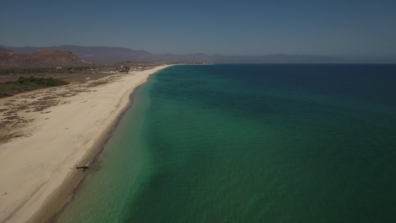 imágenes de drones que muestran la playa long mile en cabo san lucas, méxico