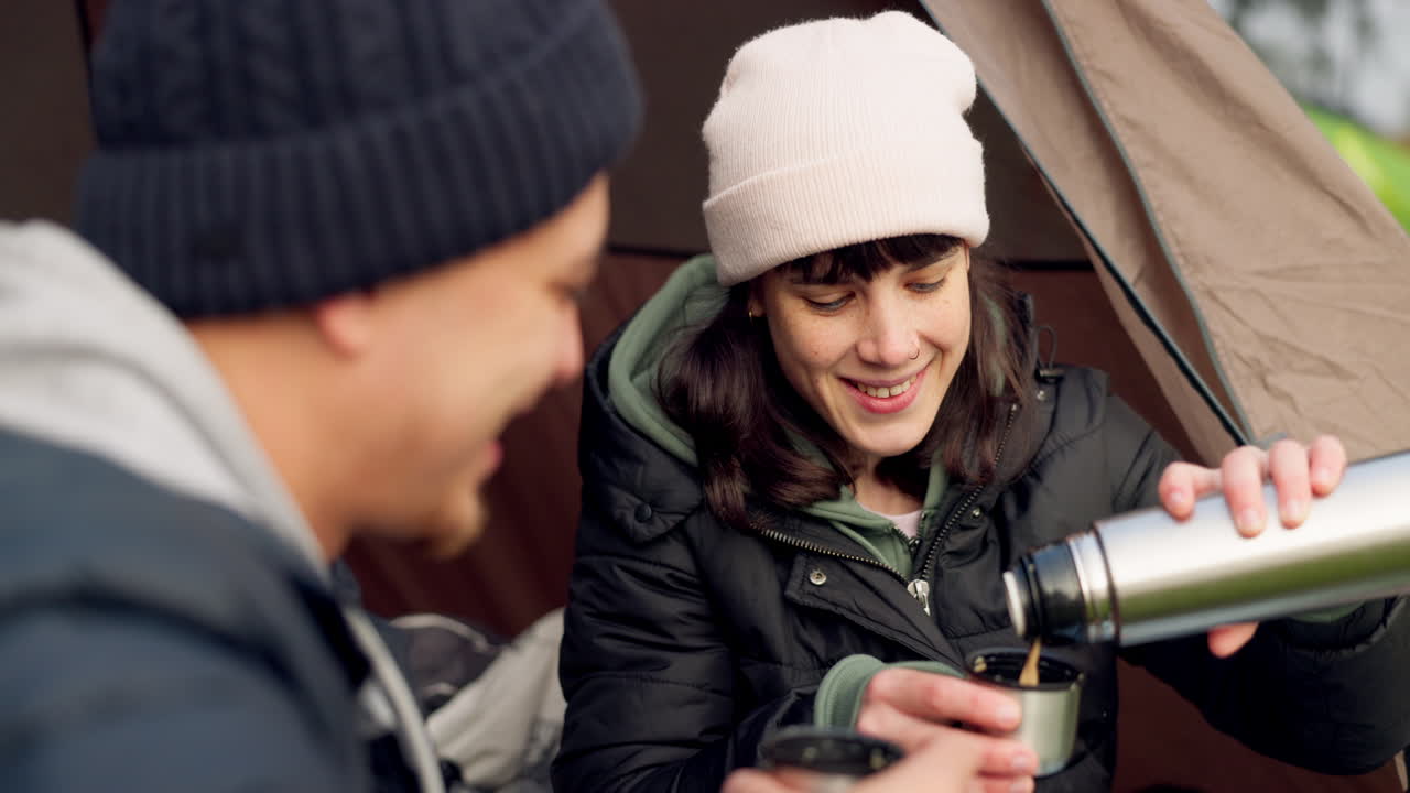 아침, 커피와 커플 자연에서 캠핑