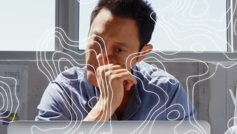 animación de las líneas del mapa sobre el hombre de negocios usando una computadora portátil