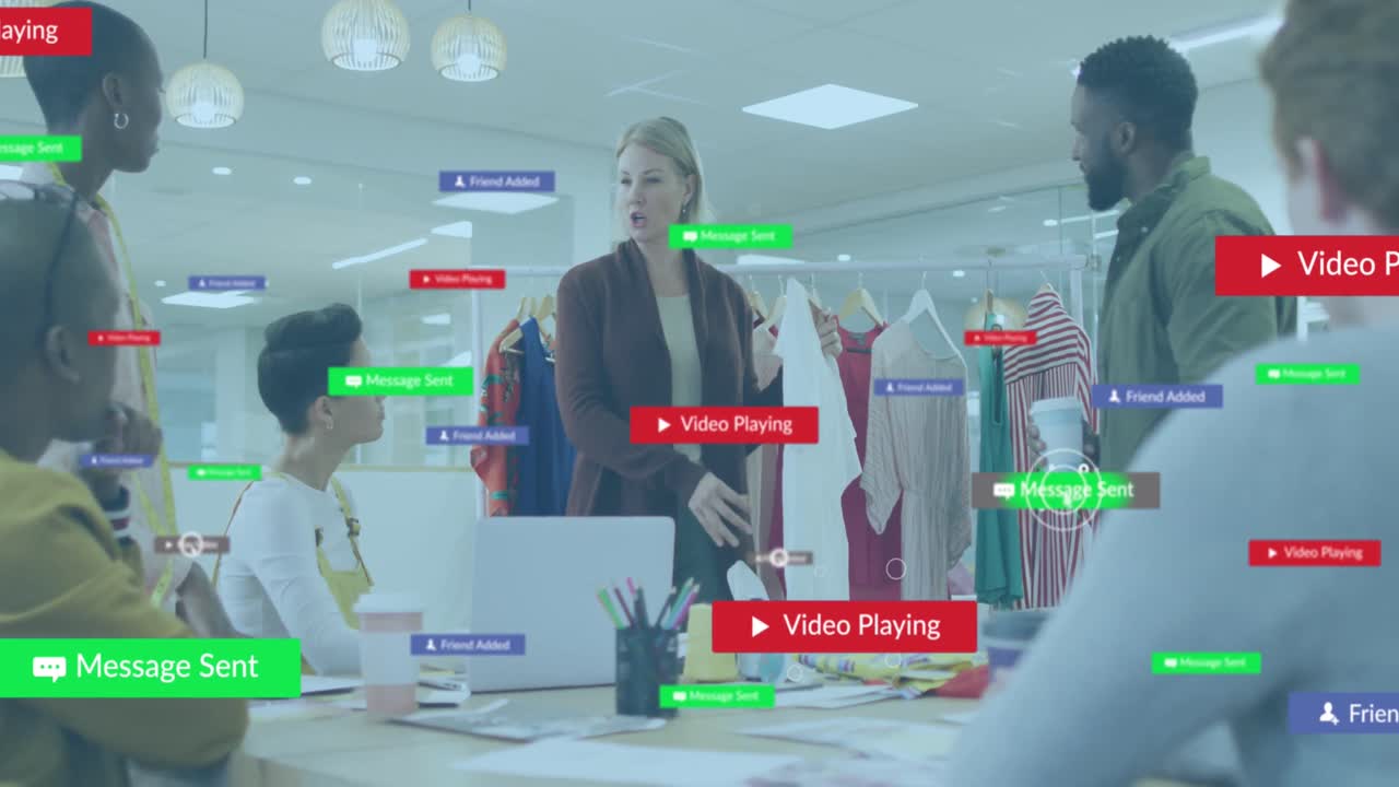 소셜 미디어 아이콘의 애니메이션과 사무실에서 다양한 비즈니스 사람들에 대한 데이터 처리