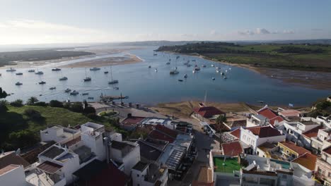 vista aérea de la marina del río alvor, en el algarve, portugal