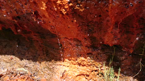 goteando gotas en cámara lenta en cuevas antiguas.