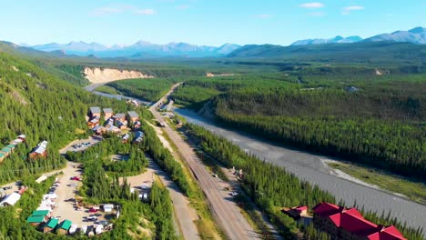 Video-De-Dron-De-4k-Del-Pueblo-Del-Parque-Denali-A-Lo-Largo-Del-Río-Nenana-En-La-Ruta-3-De-Alaska-De-La-Autopista-George-Parks-Cerca-Del-Parque-Estatal-Denali,-Ak