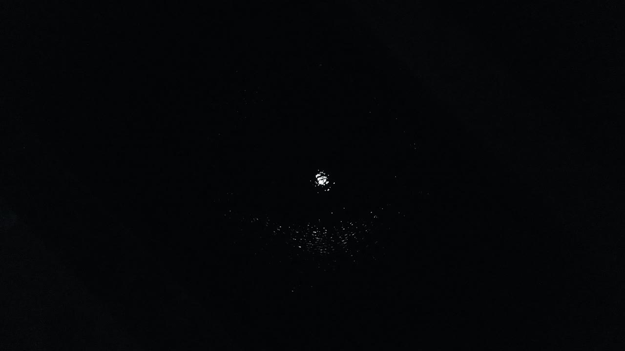 밤에는 바다에서 물의 원형 파동이 파동합니다.