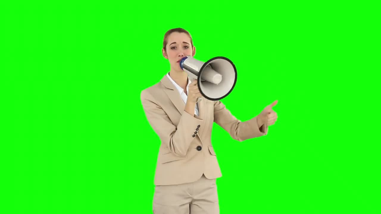 긍정적인 사업가 여성이 메가폰을 통해 소리를 지르고 있습니다.