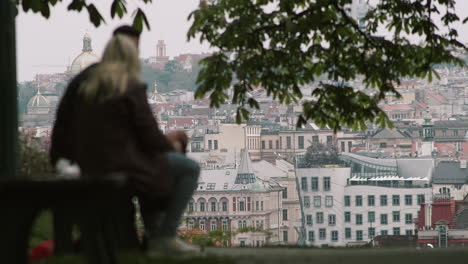 Junge-Menschen-Auf-Einer-Parkbank-Mit-Blick-Auf-Prag