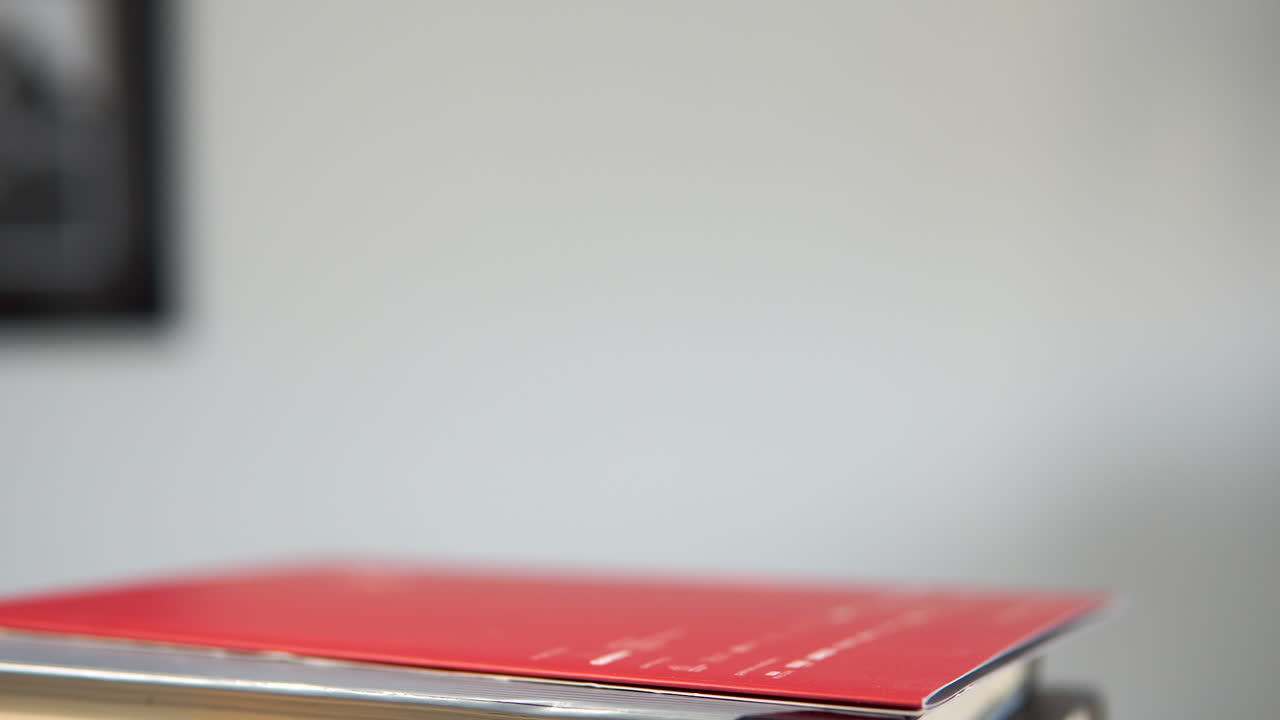 apilar libros individuales - cierre a mano poniendo libro