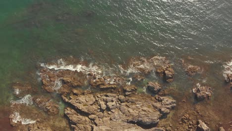 Elevándose-Desde-La-Línea-De-La-Costa-En-Porto-Covo,-Portugal