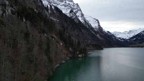 Klöntalersee-Schweiz-Seeufer-Flug-über-Den-See