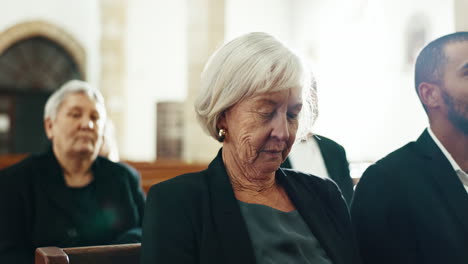 Mujer-Mayor,-Iglesia-Y-Señal-De-Cruz-Por-La-Fe