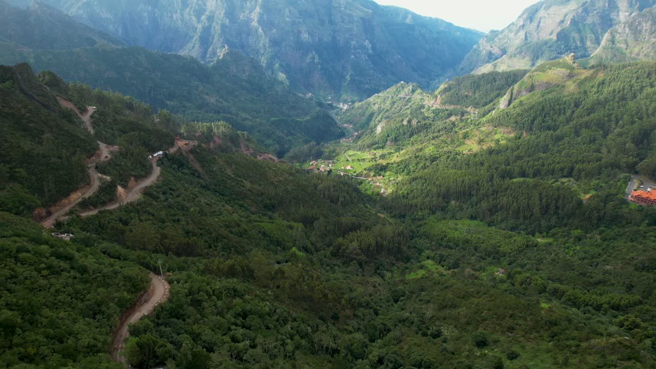 el bosque denso y la vista de la carretera de montaña desde miradouro eira do serrado en funchal, portugal