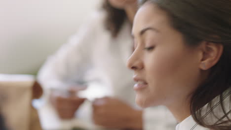 Mujer-De-Negocios-Profesional-Reuniéndose-Con-El-Líder-Del-Equipo-Hablando-Con-Colegas-Intercambiando-Ideas-Creativas-Gerente-Hispana-Segura-En-La-Sala-De-Juntas-De-La-Oficina-De-Cerca