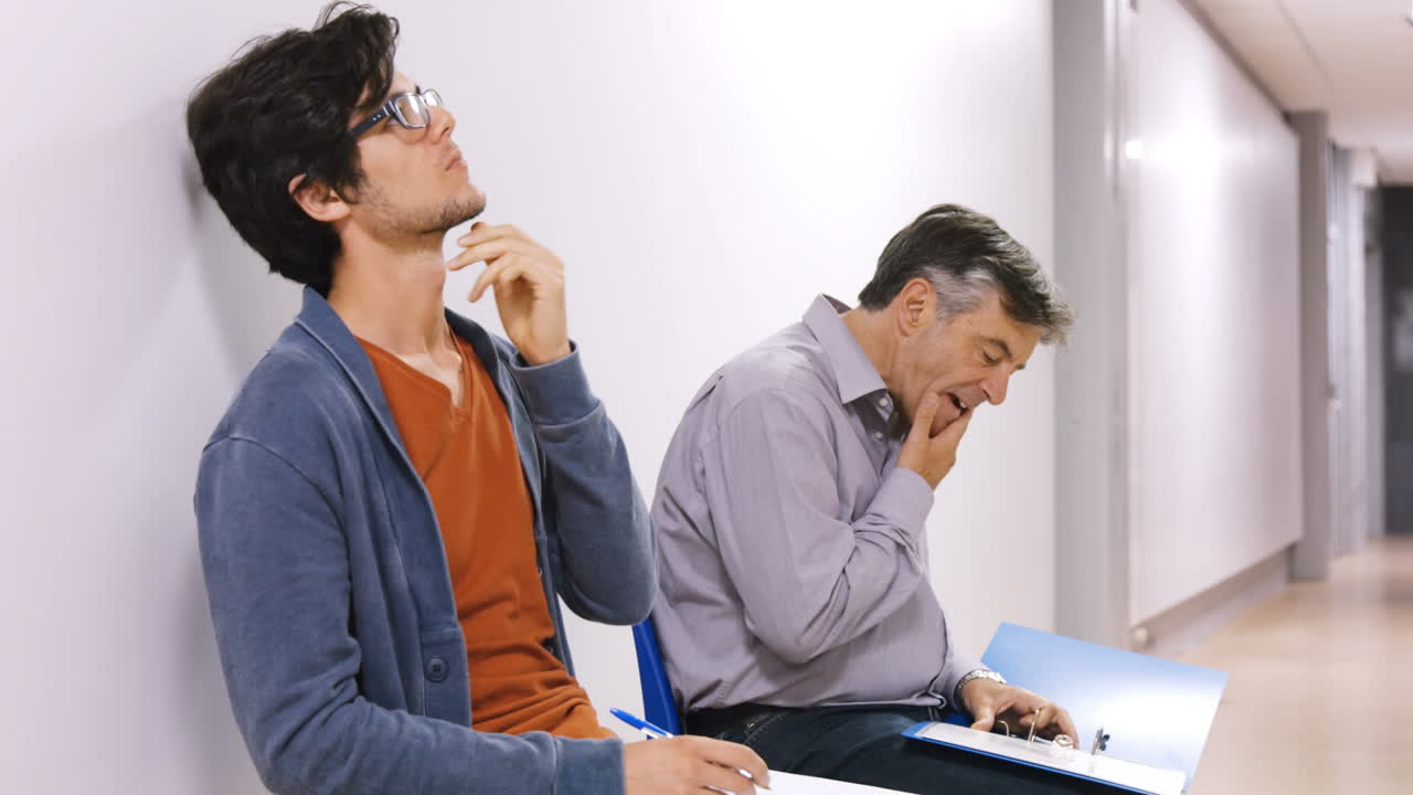 아버지와 아들이 복도에서 기다리고 있습니다.