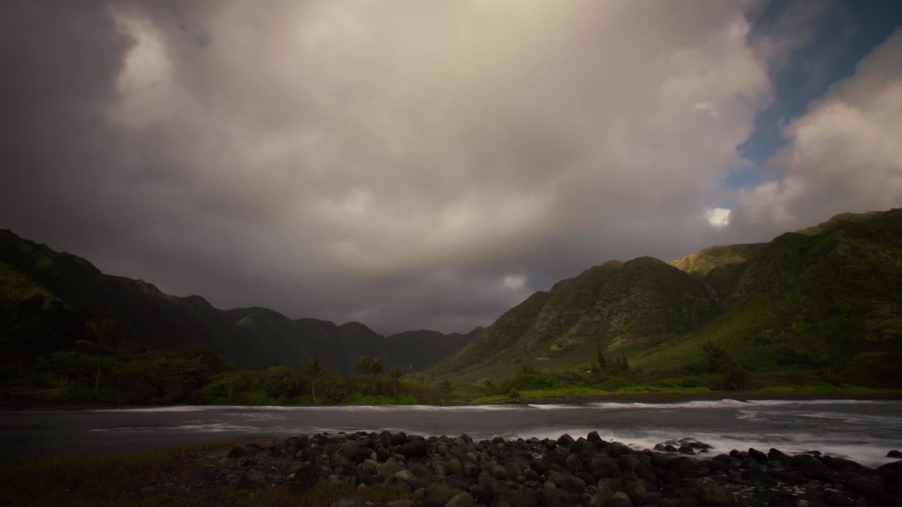 hermoso lapso de tiempo de nubes moviéndose a través de una bahía en molokai hawaii