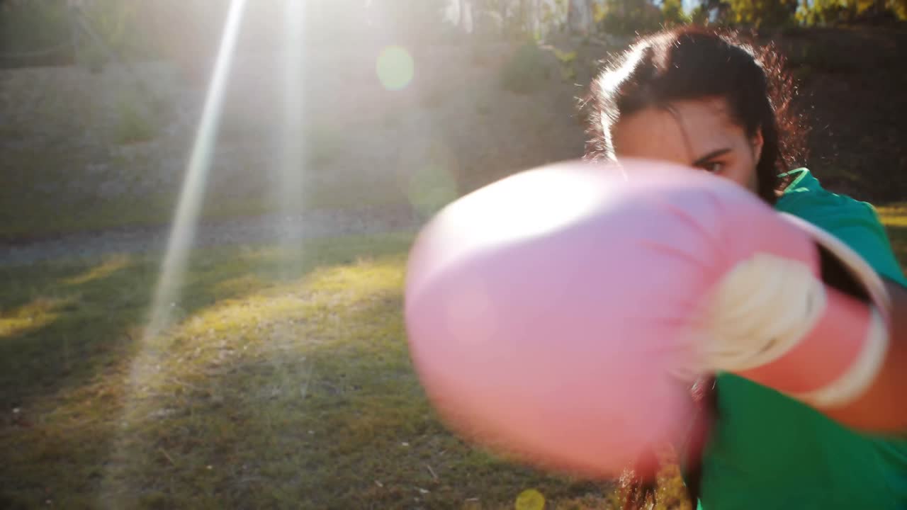 장애물 경주 도중 권투 를 연습 하는 단호 한 여자 들