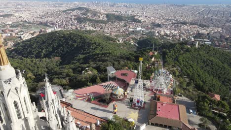 Luftaufnahmen-Vom-Tibidabo-Themenpark-Auf-Barcelona