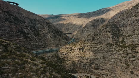 antena a lo largo del valle de la montaña con la sinuosa carretera cpec en fort munro en pakistán