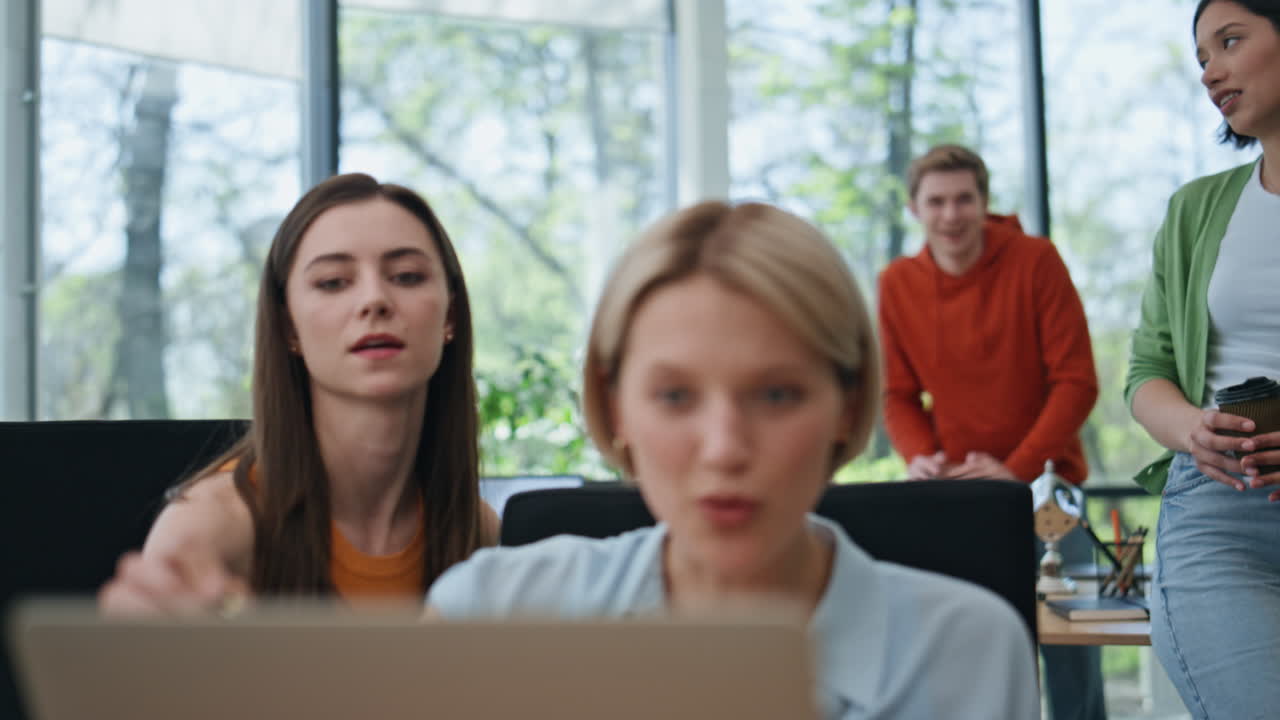 편안한 창의적인 동료들이 회의실에서 긴밀히 협력합니다. 팀이 논의합니다.