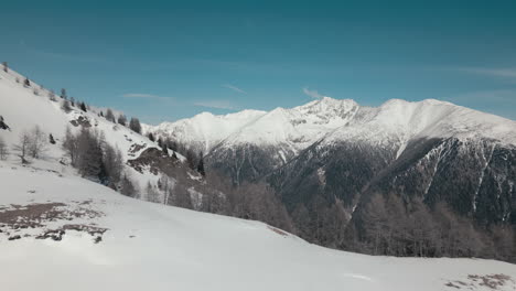 Bergkette-Mit-Schneebedeckten-Gipfeln