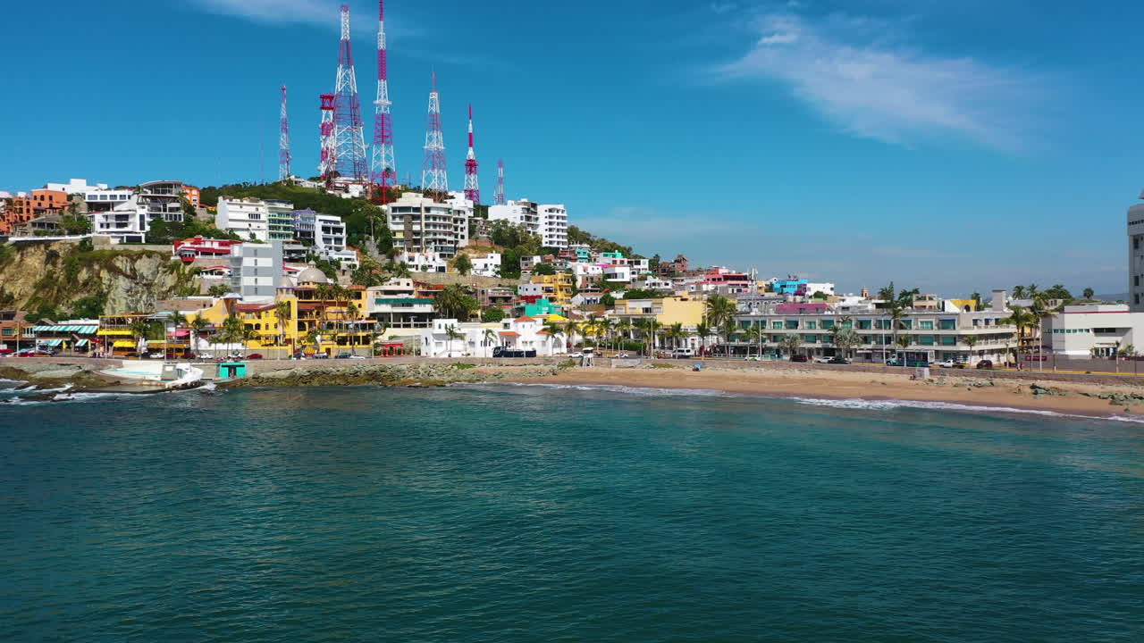Flygfoto som följer strandpromenaden Malecón de Mazatlán i soliga Mexiko.