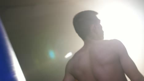 hombre entrenando en el gimnasio de boxeo
