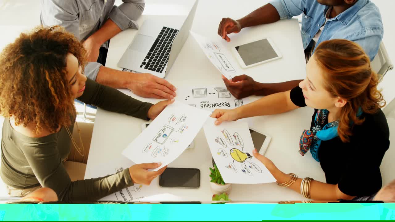 equipo de ejecutivos que interactúan entre sí mientras trabajan en la oficina