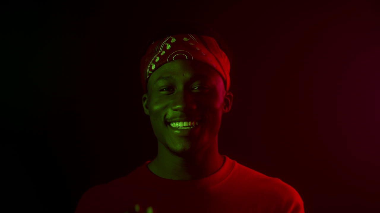 hombre con máscara en la iluminación del estudio