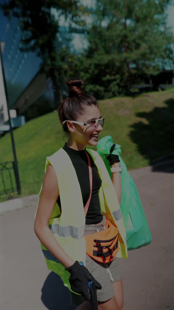 mujer limpiando calles