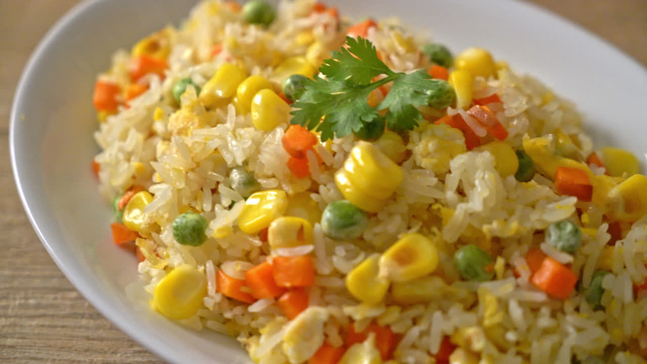 arroz frito casero con verduras mixtas y huevo