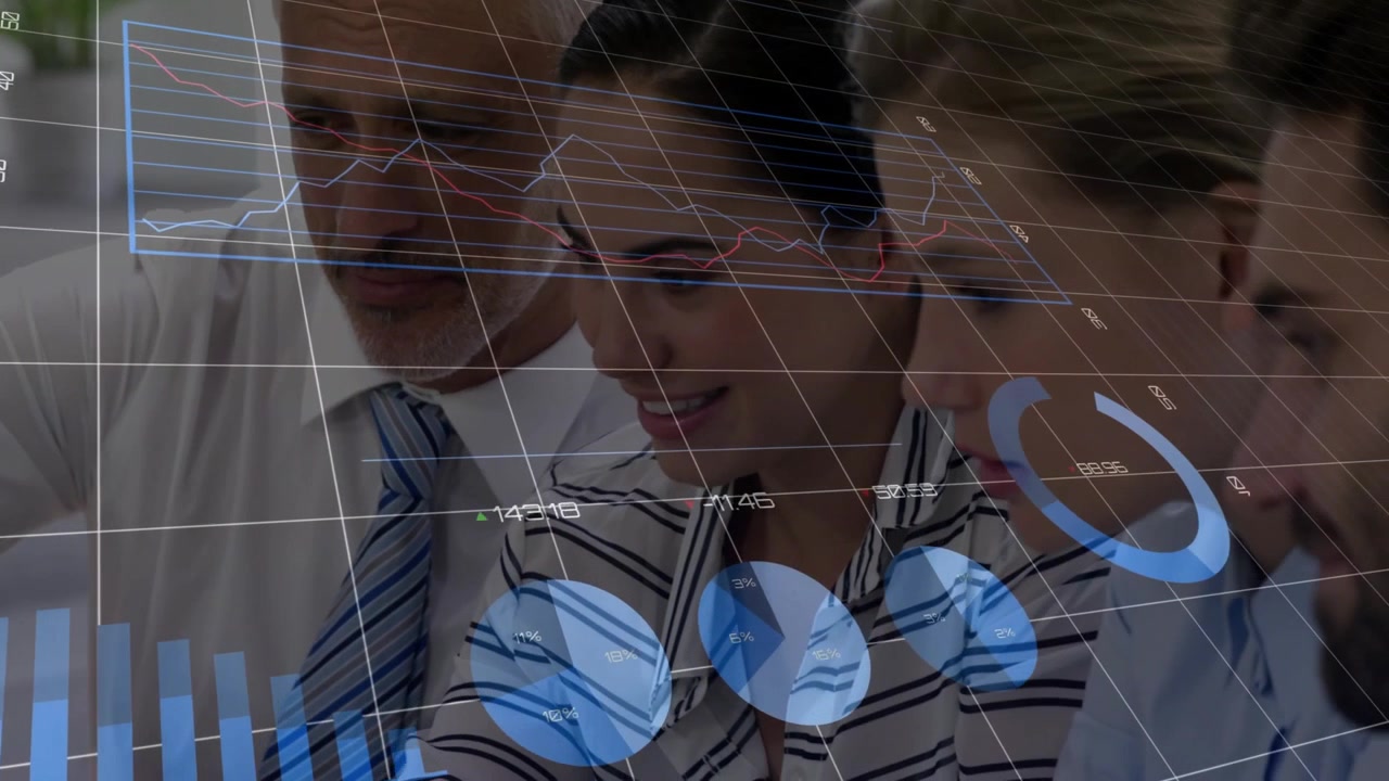 Een manager werkt een staafdiagram bij en beoordeelt statistieken, terwijl een analist leunt en een collega binnenkomt om zich op de grafieken af te stemmen.