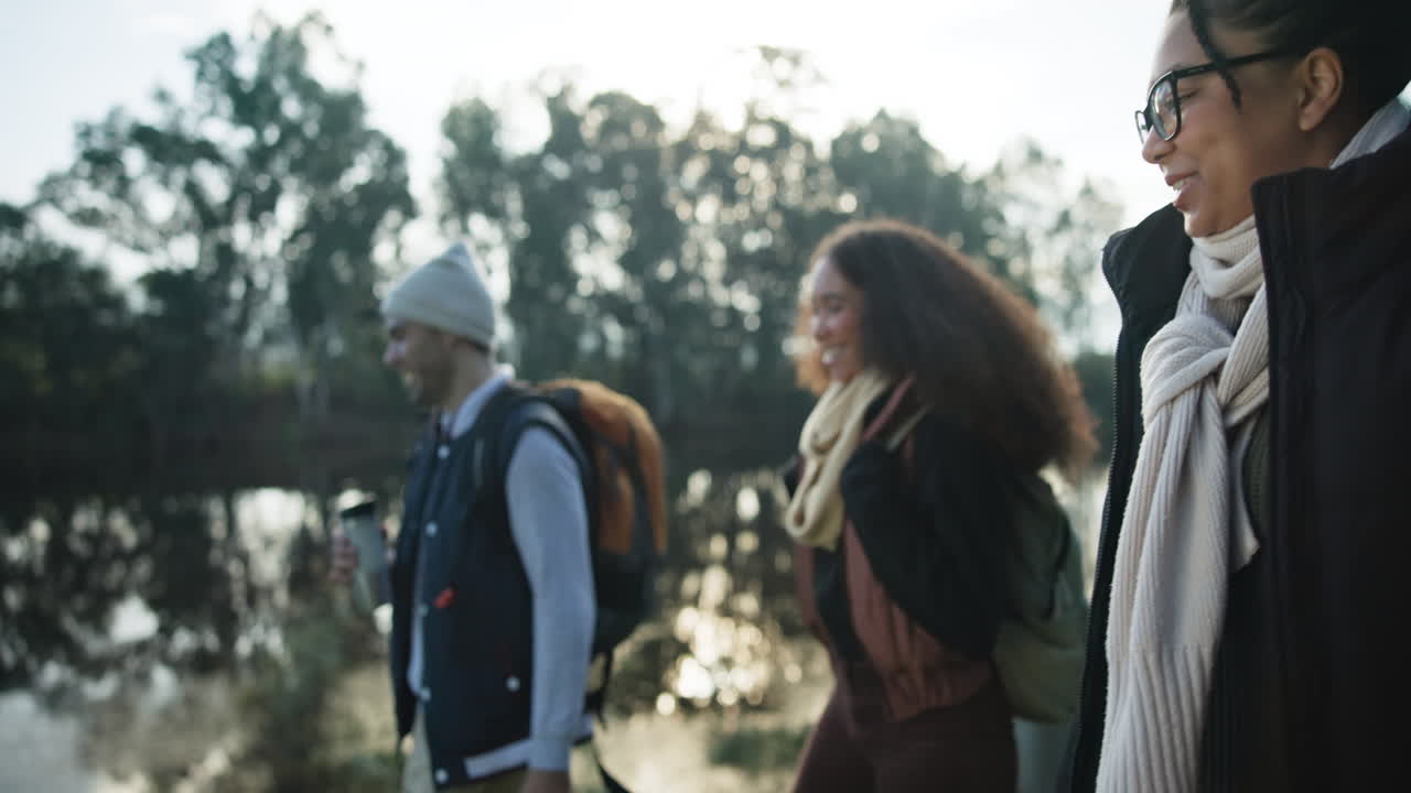 웃음, 하이킹, 그리고 자연에서 산책하는 친구들