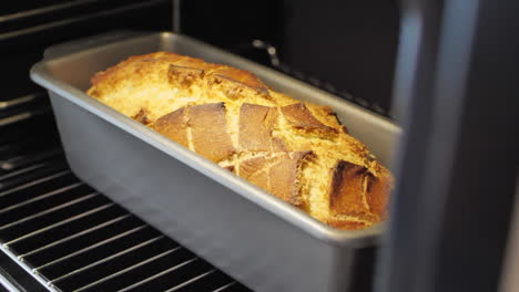 Mano,-Vista-De-Primer-Plano-De-Una-Hogaza-De-Pan-Recién-Horneada-En-El-Horno