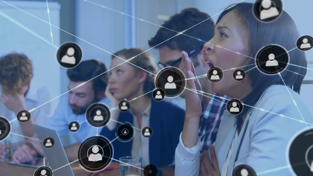 animación de la red de conexiones en diversas personas de negocios que usan computadoras portátiles