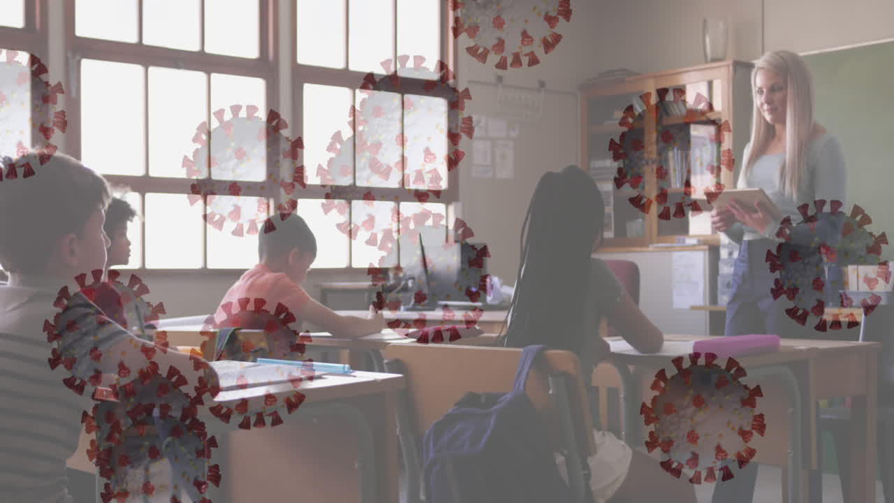 학교에서 디지털 태블릿을 사용하여 가르치는 여성 교사에 대한 코로나 19 세포가 떠다니고 있습니다.