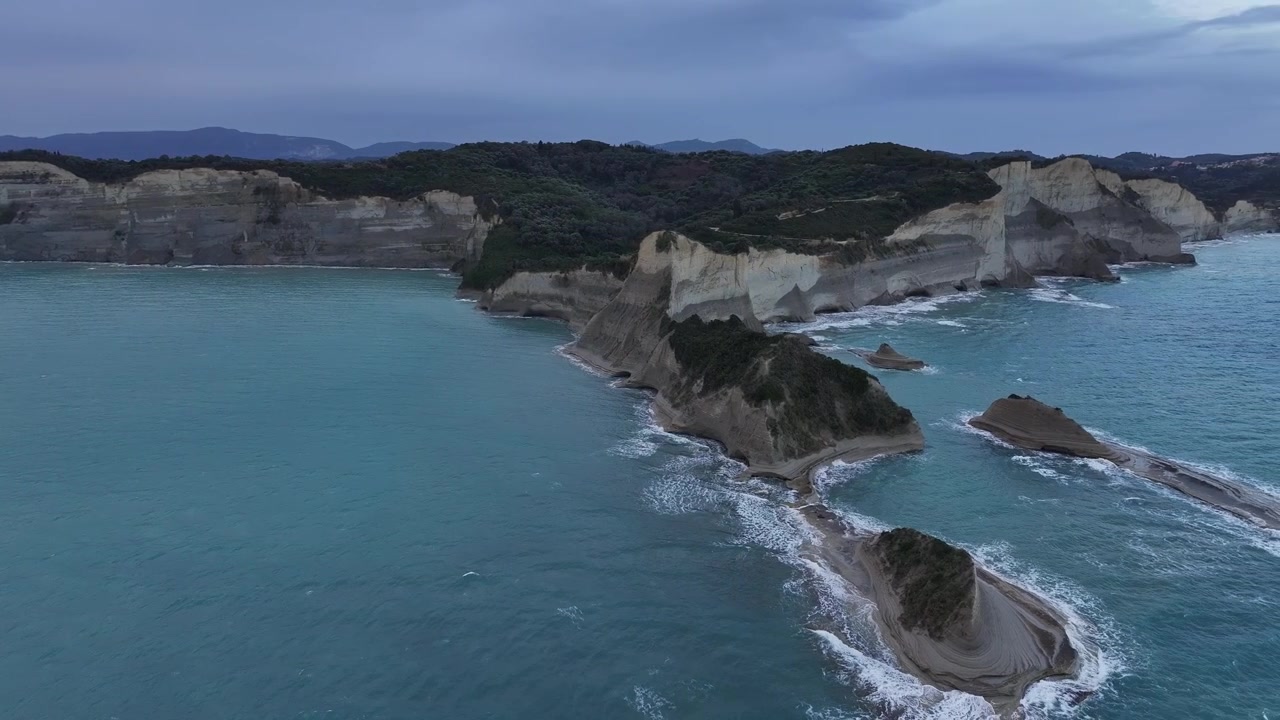 Splendido sorvolo con drone che mostra la lunga cresta e le scogliere marine uniche di Capo Drastis a Corfù, Grecia. Acque turchesi lambiscono formazioni rocciose al crepuscolo