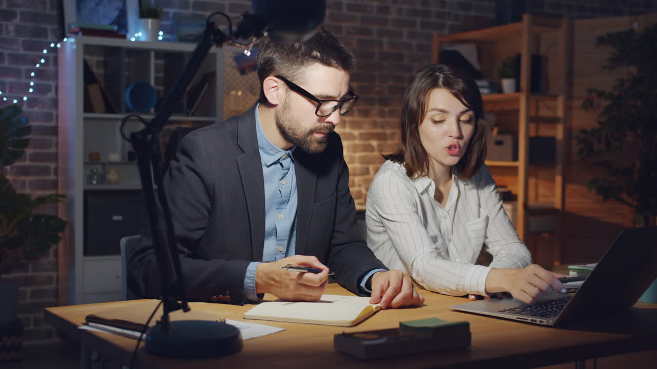 colaboración de negocios por la noche