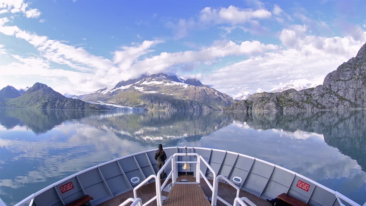 글레이셔 베이 국립 공원 알래스카의 존스 홉킨스 입구로 들어가는 배의 뱃머리에 있는 사람