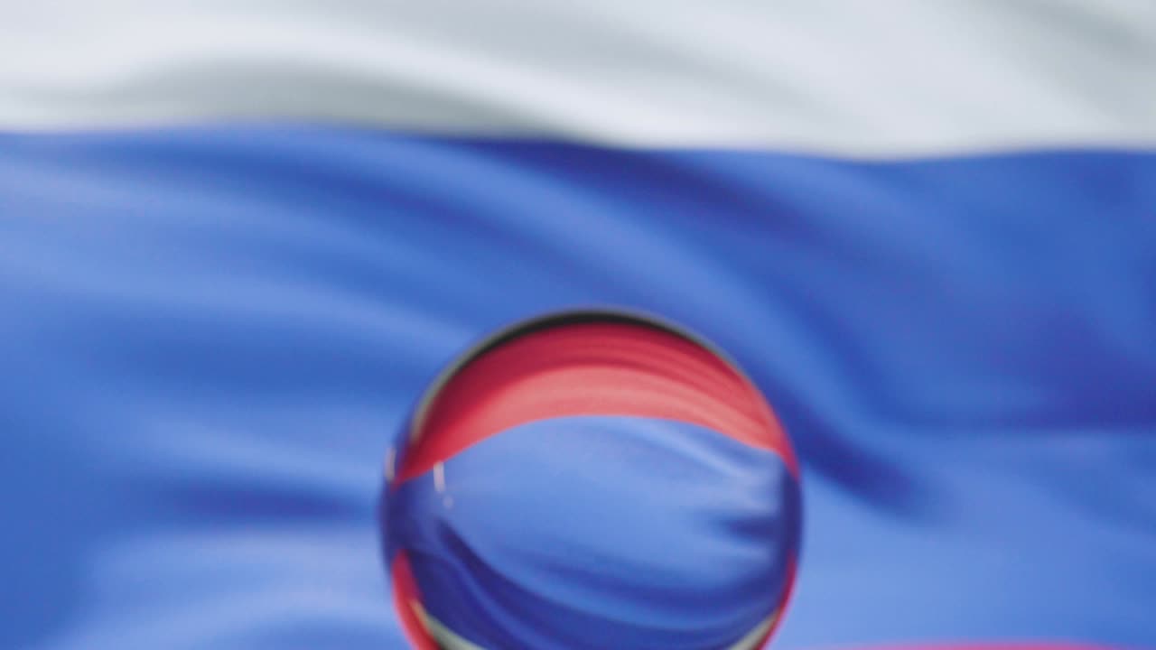 러시아 발이 4k에서 파란 하늘을 향해 흔들리고 있습니다.