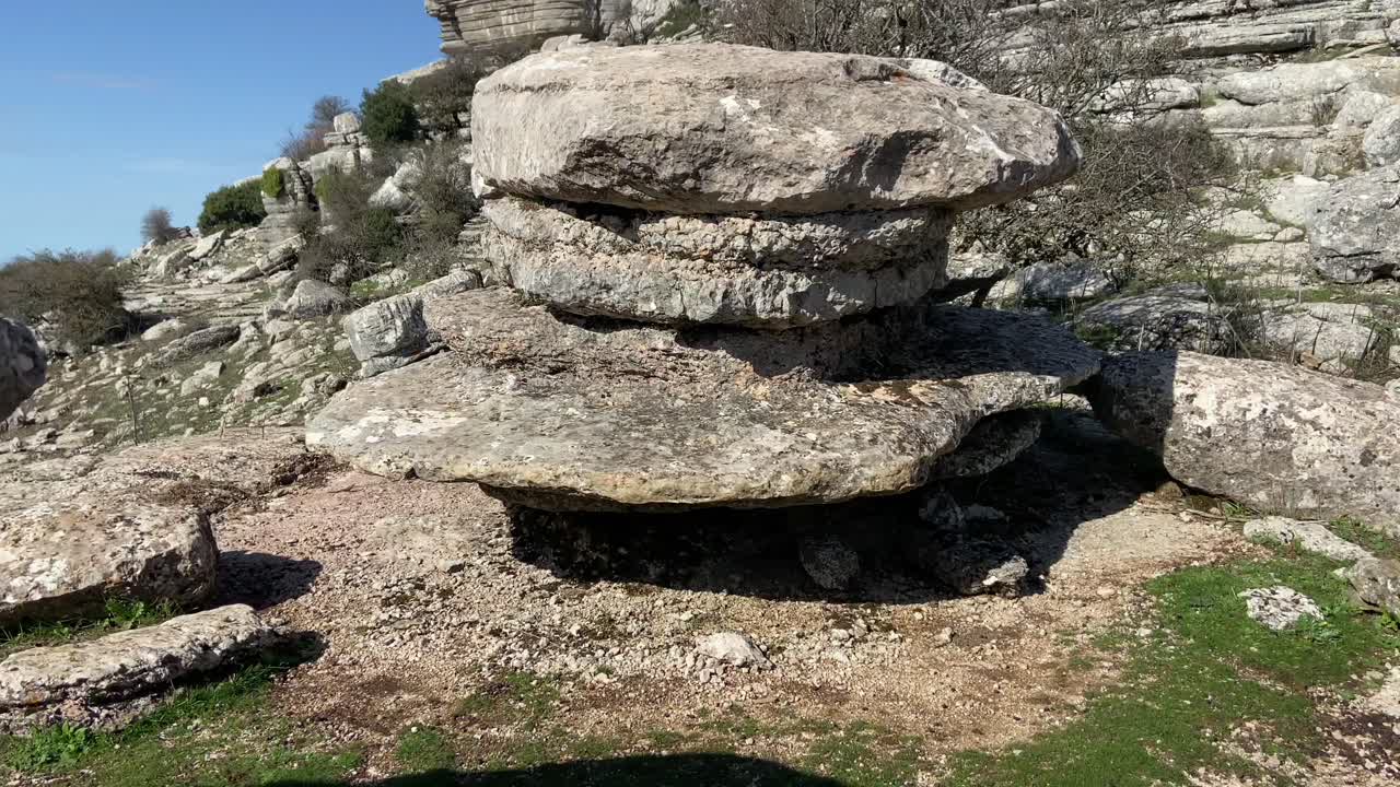 스페인 엘 토르칼 데 안테케라(el torcal de antequera)의 카르스트 지형을 통과하는 바위가 많은 산악 지역을 통한 짧은 여행