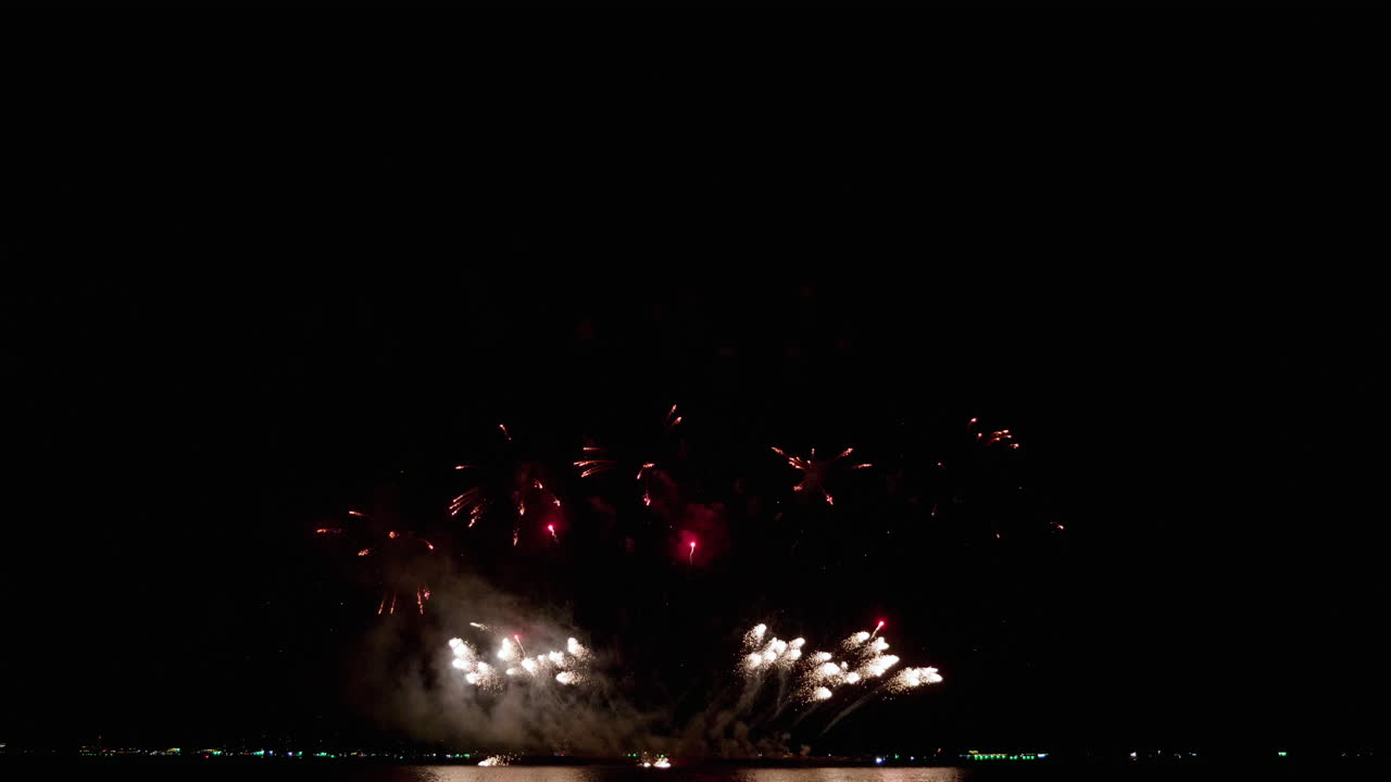 captura más cercana de los fuegos artificiales en el mar mientras la gente mira desde la playa, el festival internacional de fuegos artificiales de pattaya 2023, tailandia