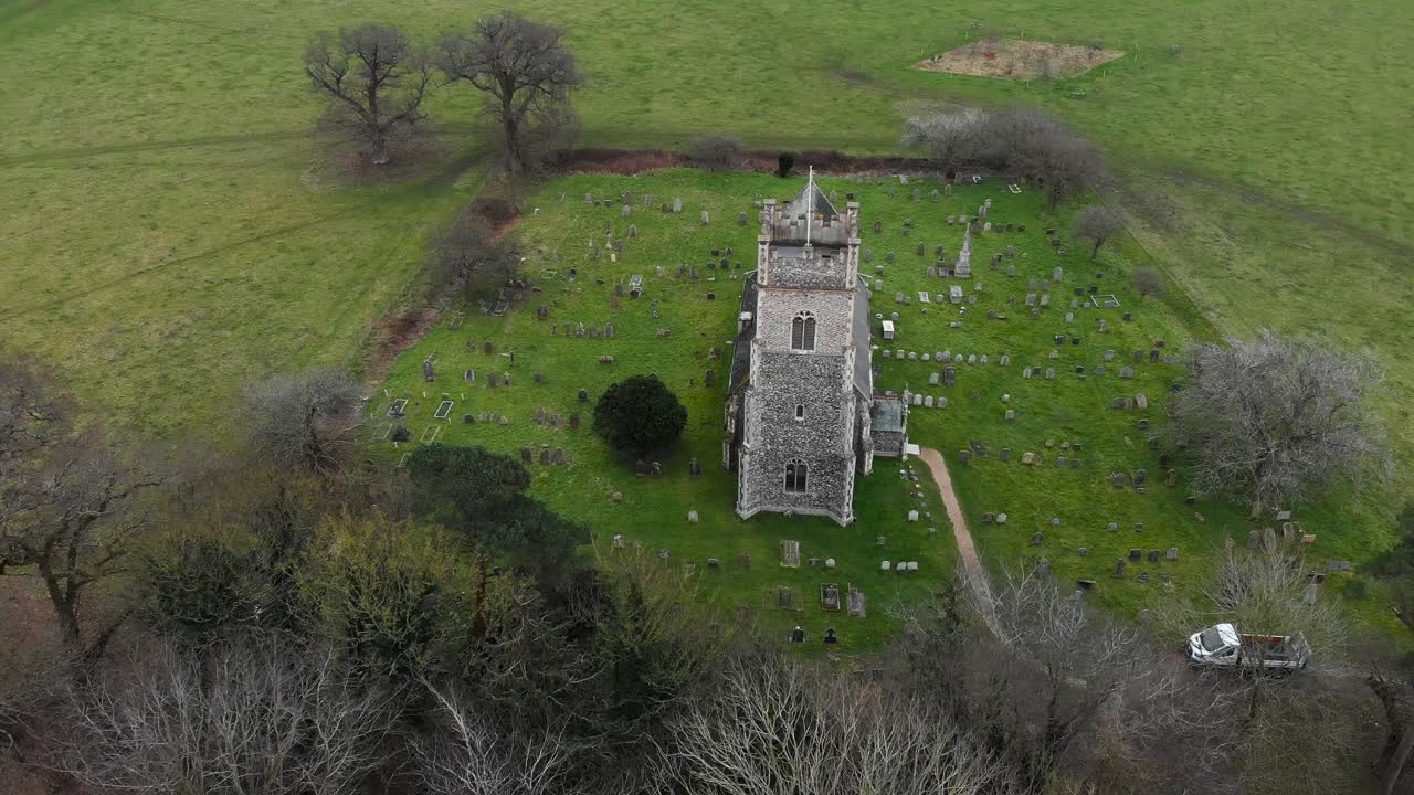 antena - iglesia de santa maría en somerleyton, inglaterra, plano general hacia adelante por encima de la cabeza