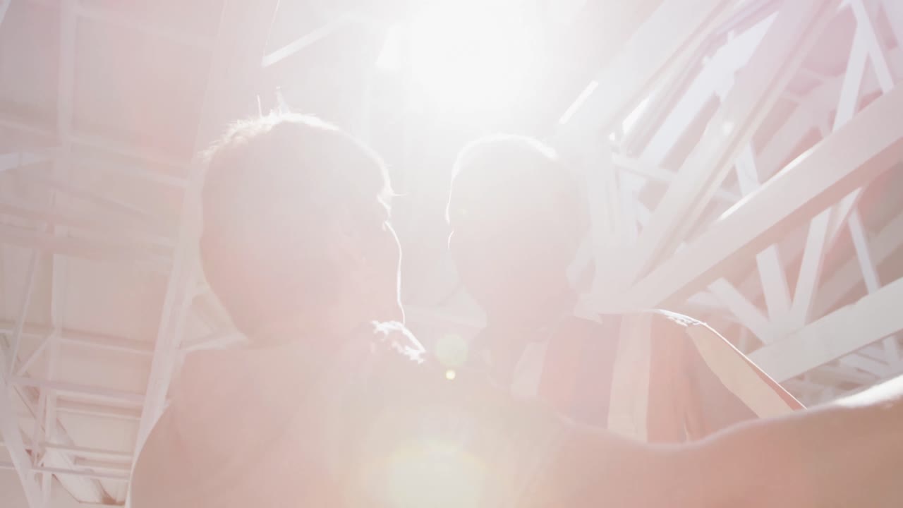 백인 수험생 부부가 댄스홀에서 함께 시간을 보내고 춤을 추고 있습니다.