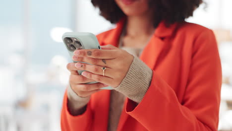 mujer usando un teléfono inteligente